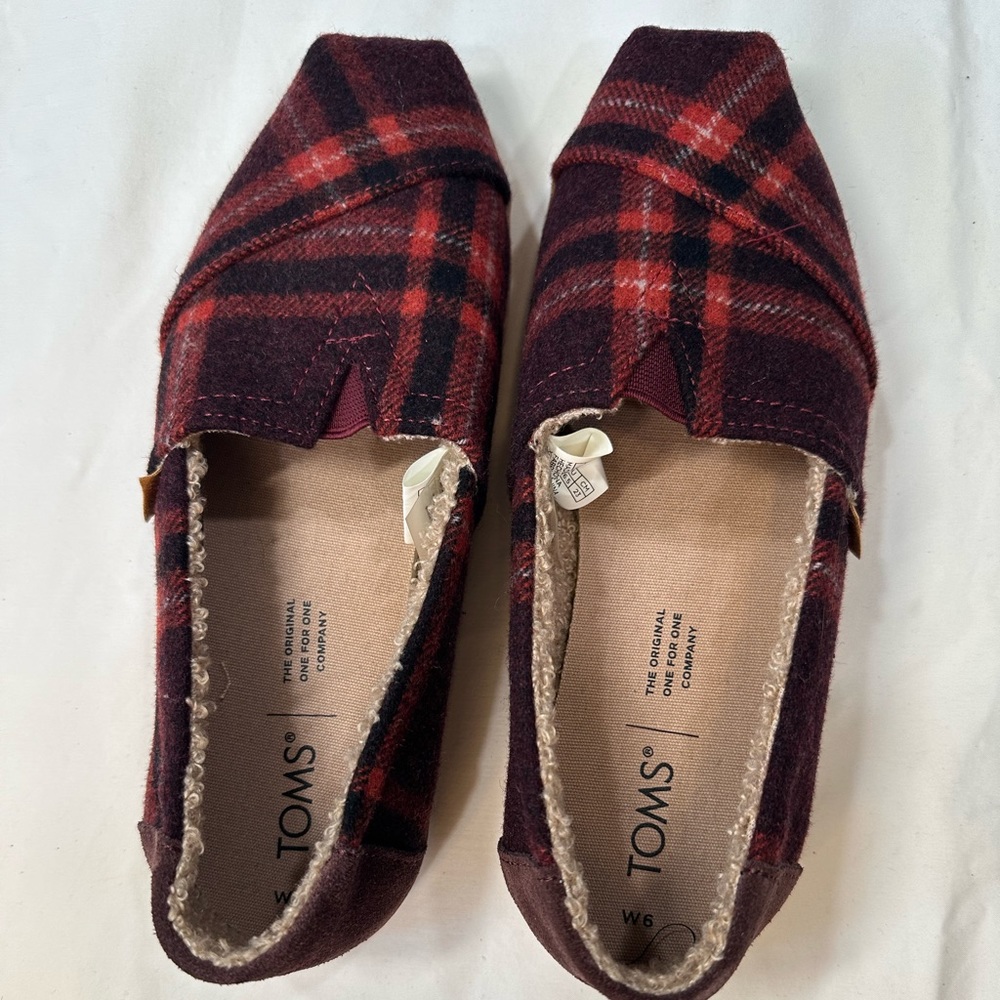 Toms slip on flats, red and black women’s shoes size 6 - Picture 6 of 7
